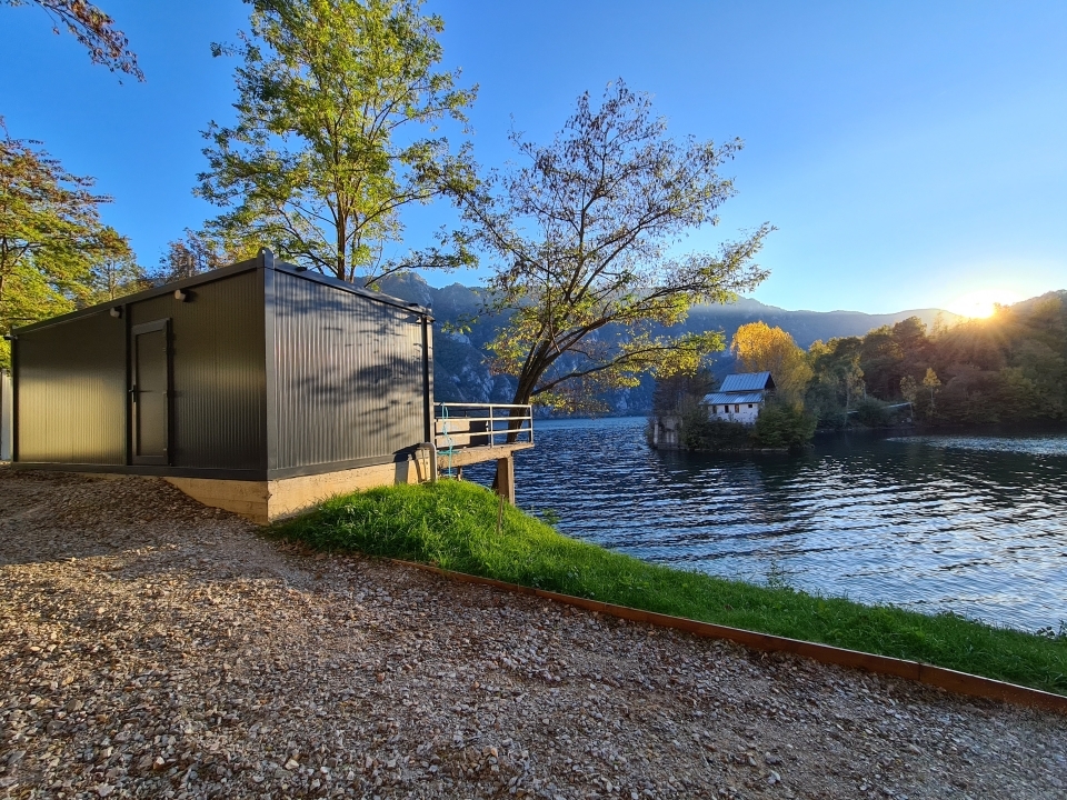 Bostadscontainer vid en sjö.